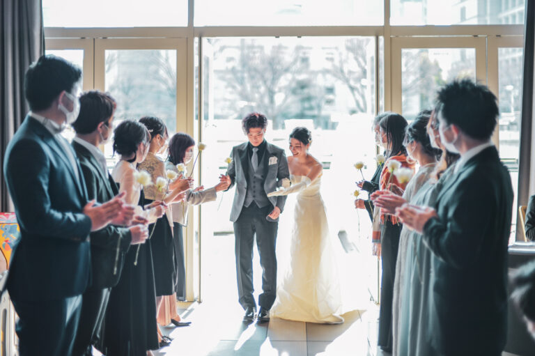 結婚式の新郎新婦入場シーン写真