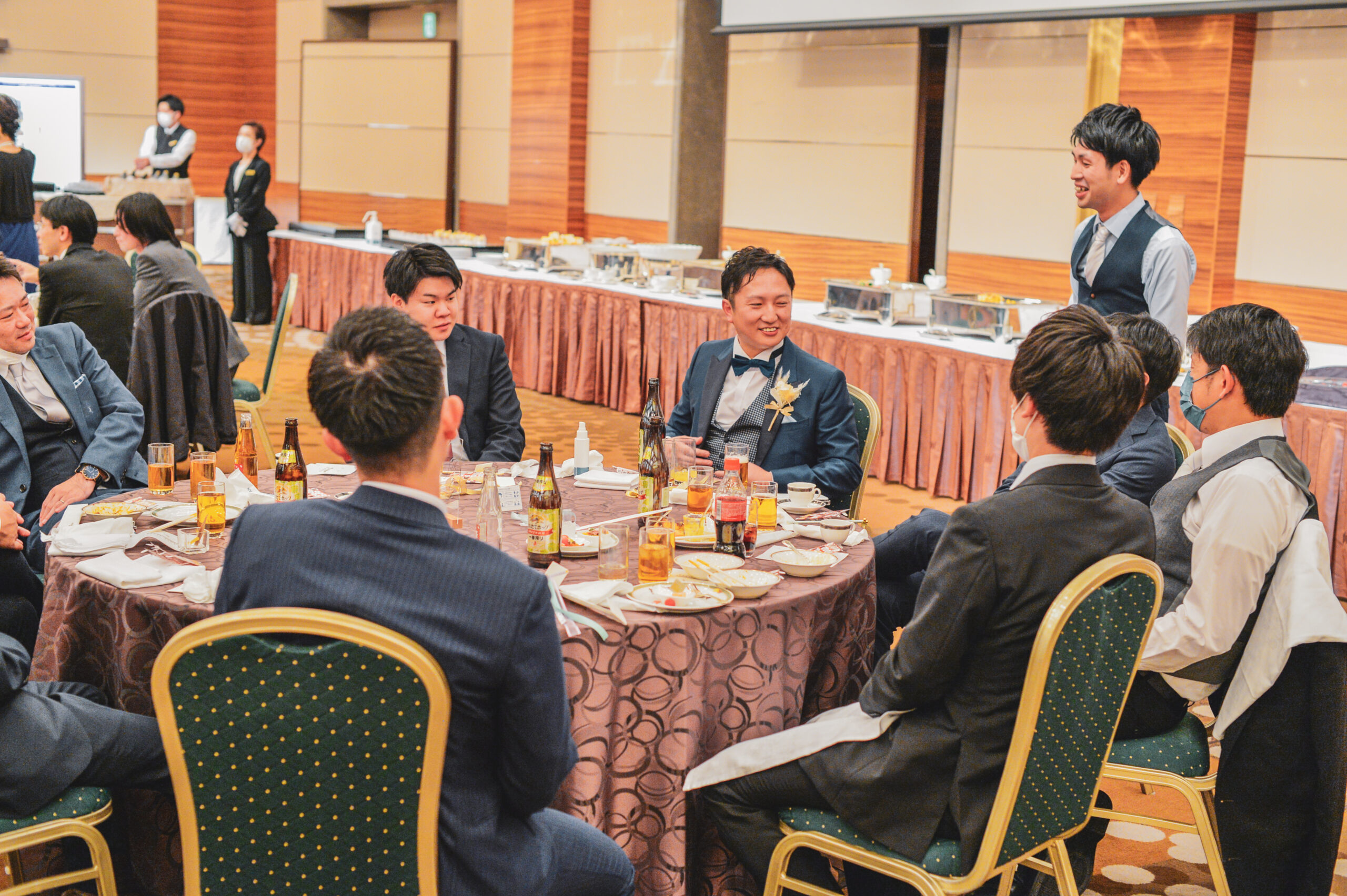 結婚式二次会を楽しむ風景