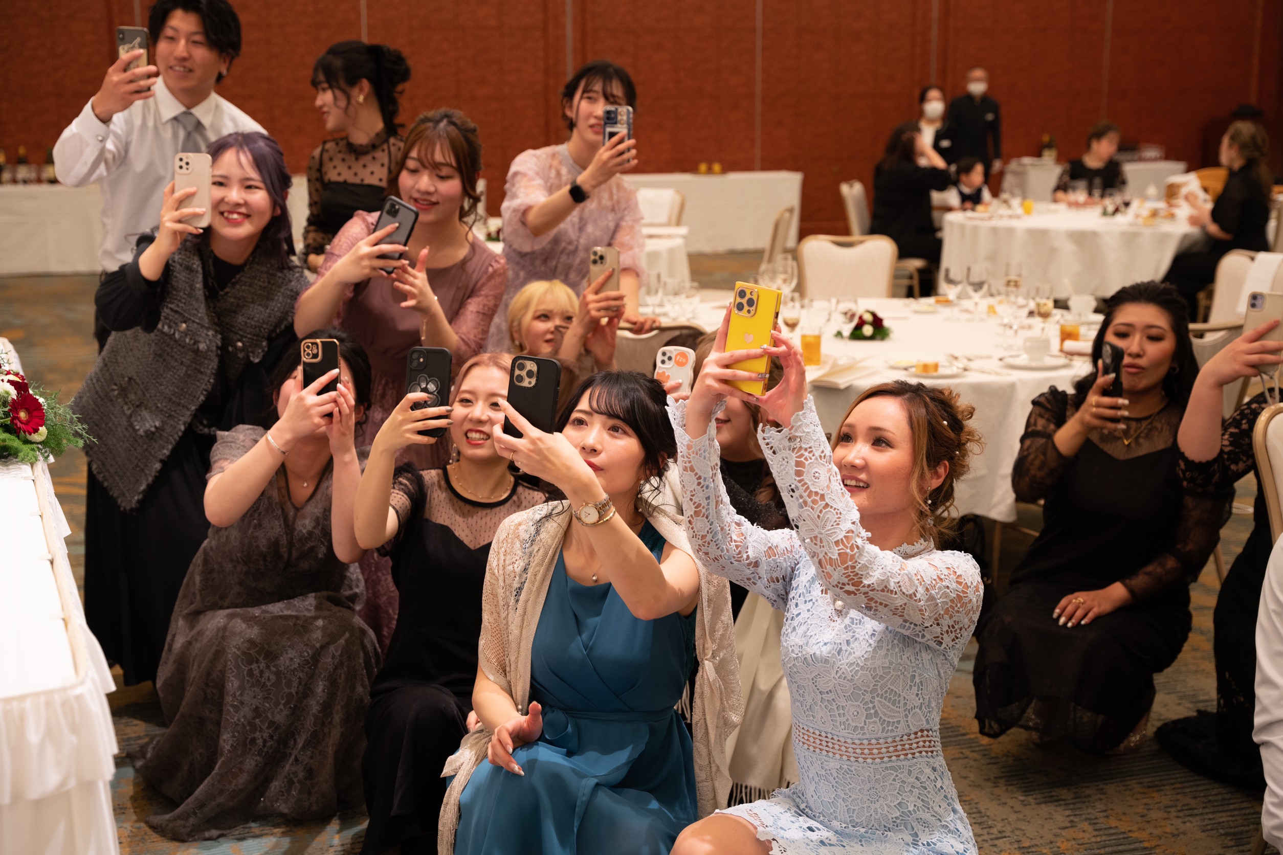 1.5次会、結婚式の余興ゲームを写真で撮る人たち